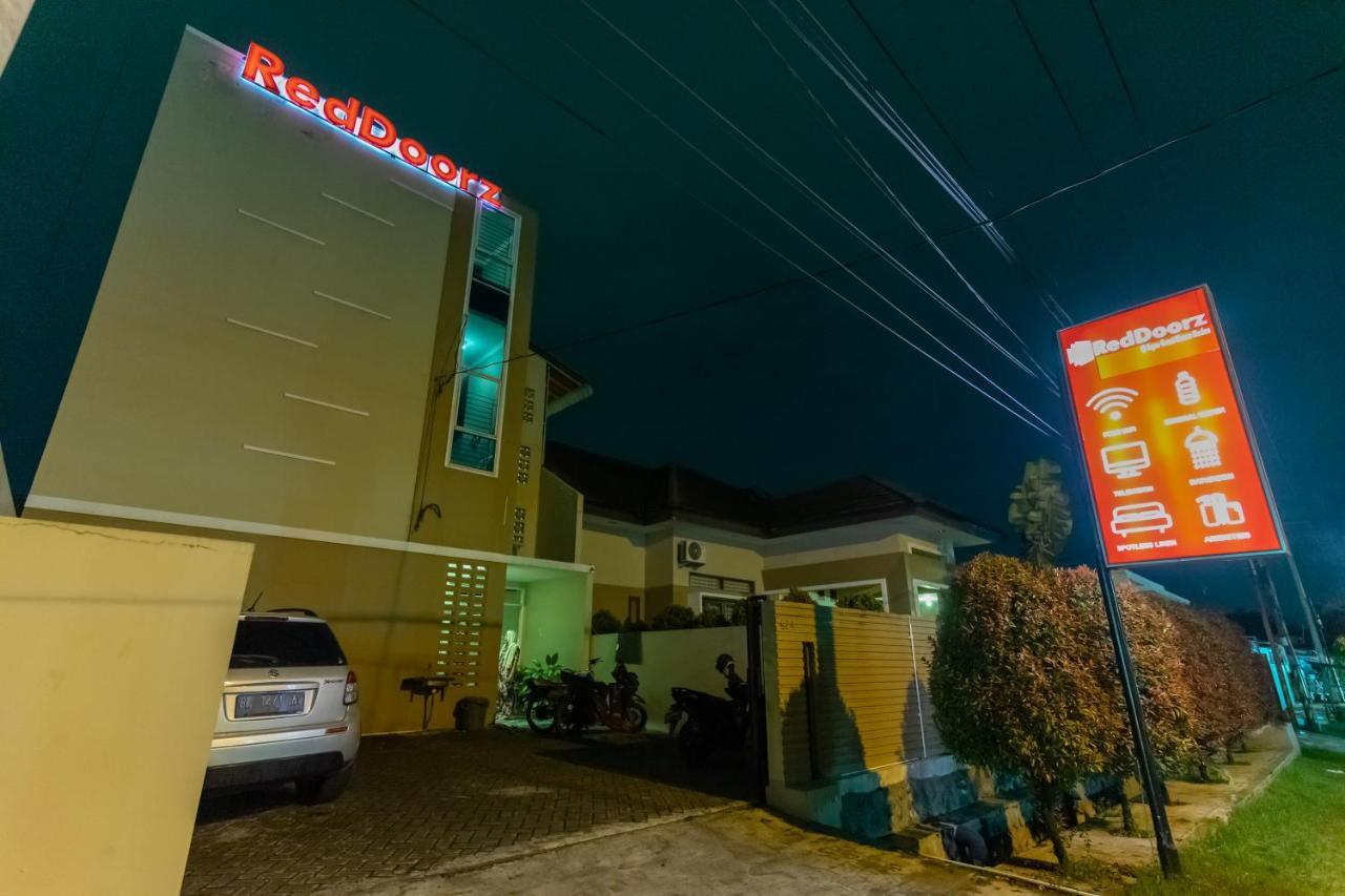 Reddoorz At Joyce Guest House ميدان المظهر الخارجي الصورة